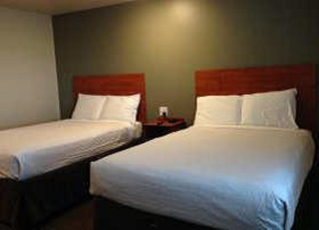Suburban Studios Watford City מראה חיצוני תמונה