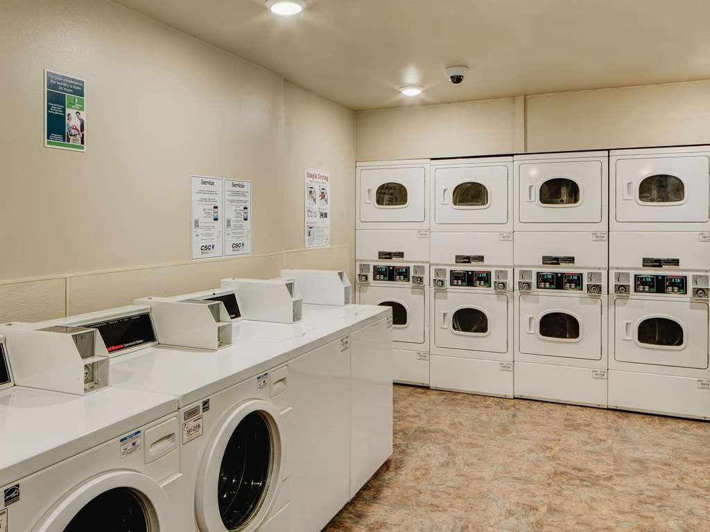 Suburban Studios Watford City מתקנים תמונה